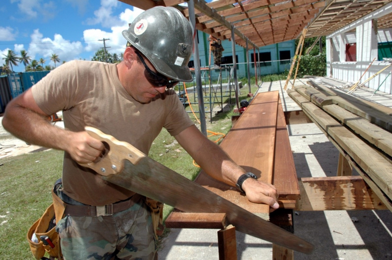 ebeniste-CHATEAUNEUF VILLEVIEILLE-min_worker_construction_building_carpenter_male_job_build_helmet-893290